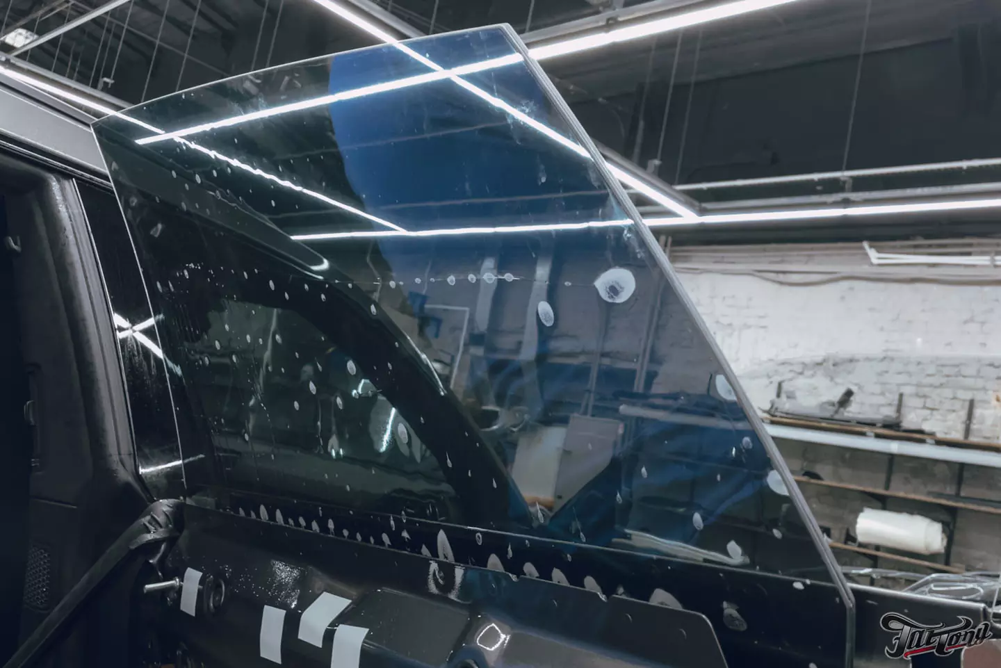 Оклеили новый Lamborghini Urus в глянцевый полиуретан и установили двухканальный видеорегистратор BlackVue